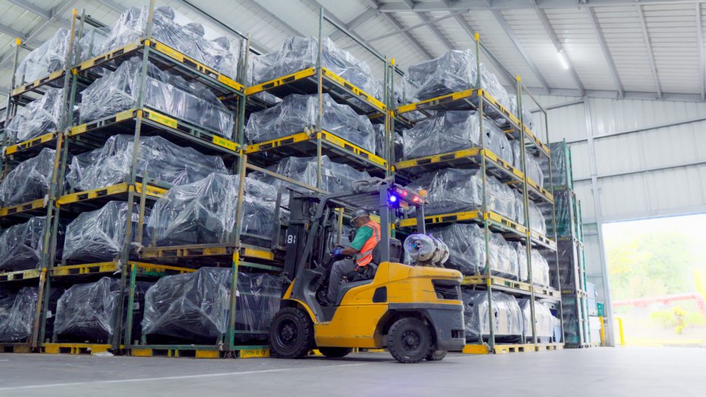 una bodega en donde se hace parte de la logística en una empresa de inyección de plástico en Colombia