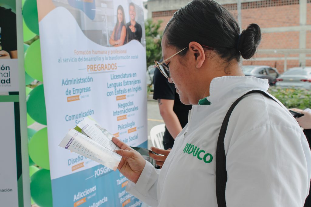 operarios en la feria de universidades en Riduco