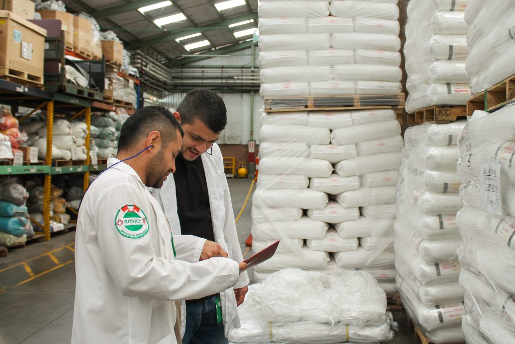 Auditoría en empresa de inyección de plástico en colombia