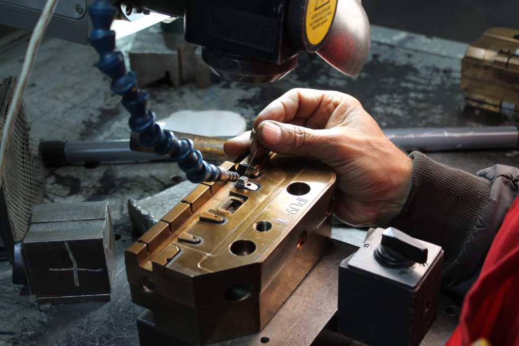 Taller de mecanizado CNC especializado en moldes de inyección de plástico. Fabricación, reparación y mantenimiento de moldes de alta precisión.